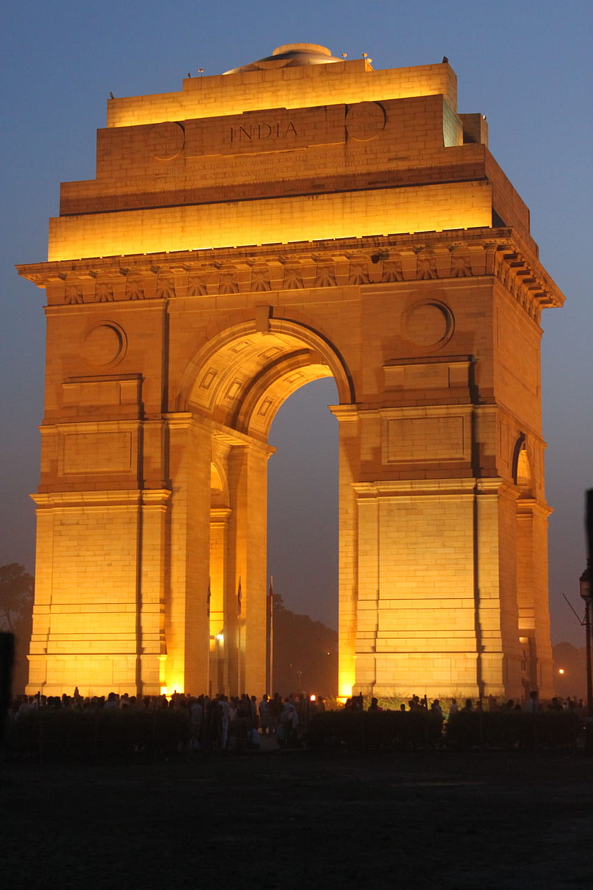Indian soldiers pay their respects at the India Gate, New Delhi, background of india gate at night HD phone wallpaper