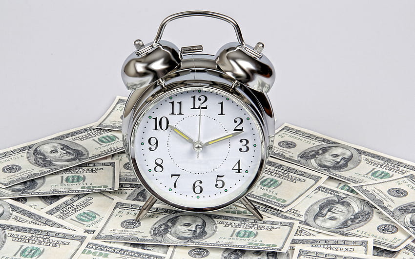 เวลาคือเงิน นาฬิกาปลุกสีเงิน แนวคิดเรื่องเงิน ดอลลาร์อเมริกัน แนวคิดทางการเงิน พื้นหลังเงิน ธุรกิจที่มีความละเอียด 2880x1800 คุณสูง วอลล์เปเปอร์ HD