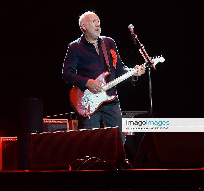 Muzyk Roger Daltrey Pete Townshend z The Who występuje na scenie podczas Desert Trip 2 w Empire Polo Tapeta HD