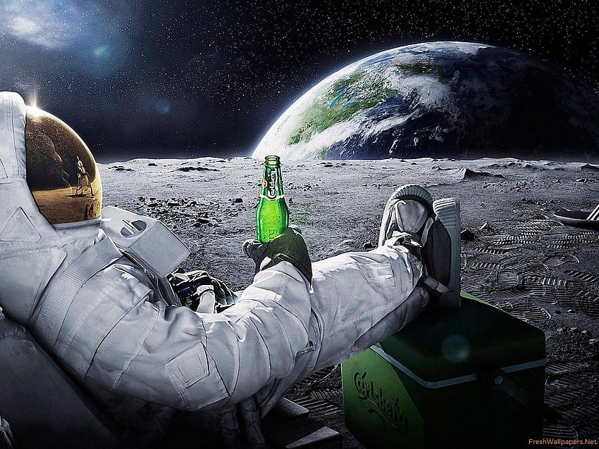 Astronauta che beve una birra sulla luna Sfondo HD