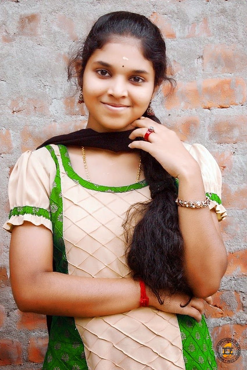 LA LINDA ACTRIZ ADOLESCENTE FAMILIAR DEL SUR DE LA INDIA ANU KRISHNA COMO UNA HERMOSA GALERÍA NATURAL DE NIÑAS, niña de un pueblo indio fondo de pantalla del teléfono