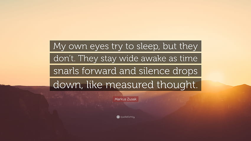 Цитат на Маркус Зусак: „Собствените ми очи се опитват да заспят, но не го правят. Те остават напълно будни, докато времето ръмжи напред и тишината се спуска надолу, като мярка...” HD тапет