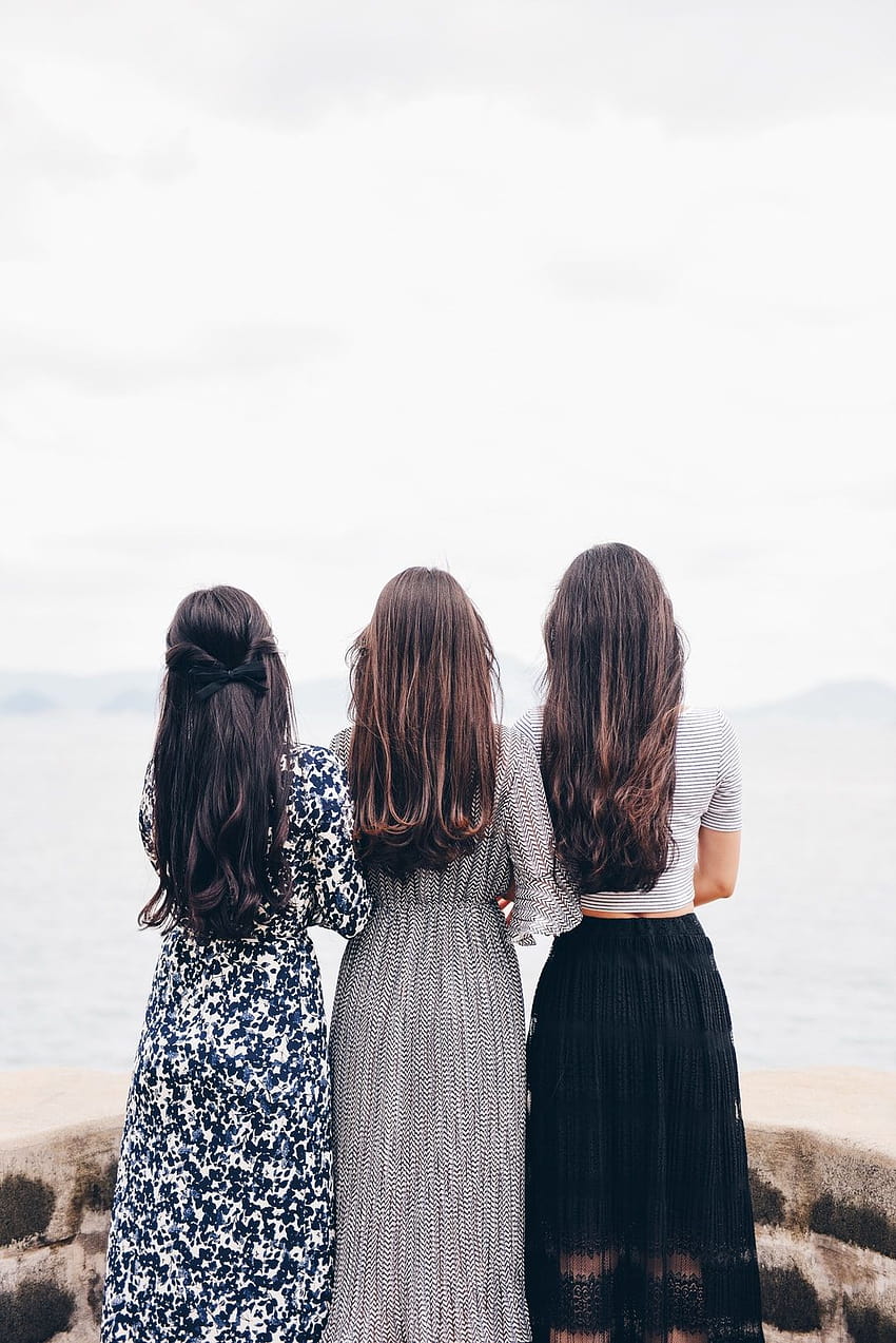 Drei Frauen, die zurückblicken und auf ein Gewässer blicken – Menschen, eine Gruppe von Freunden HD-Handy-Hintergrundbild