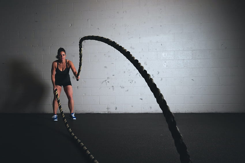 Жена, държаща въжета за упражнения · Приклад, бойно въже за жени HD тапет