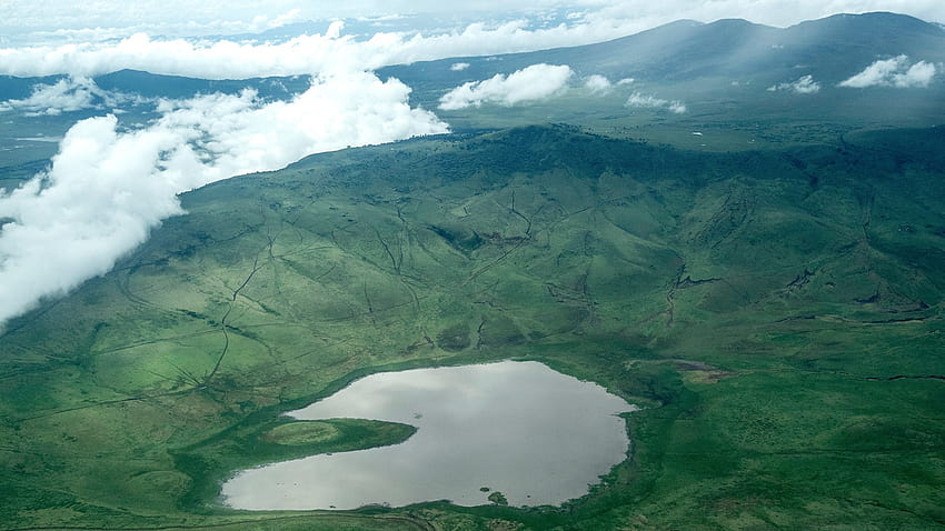 탄자니아 Ngorongoro Conservation Area에 있는 Ngorongoro Crater의 항공 보기 HD 월페이퍼