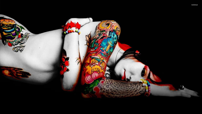 Femme aux tatouages ​​colorés Fond d'écran HD