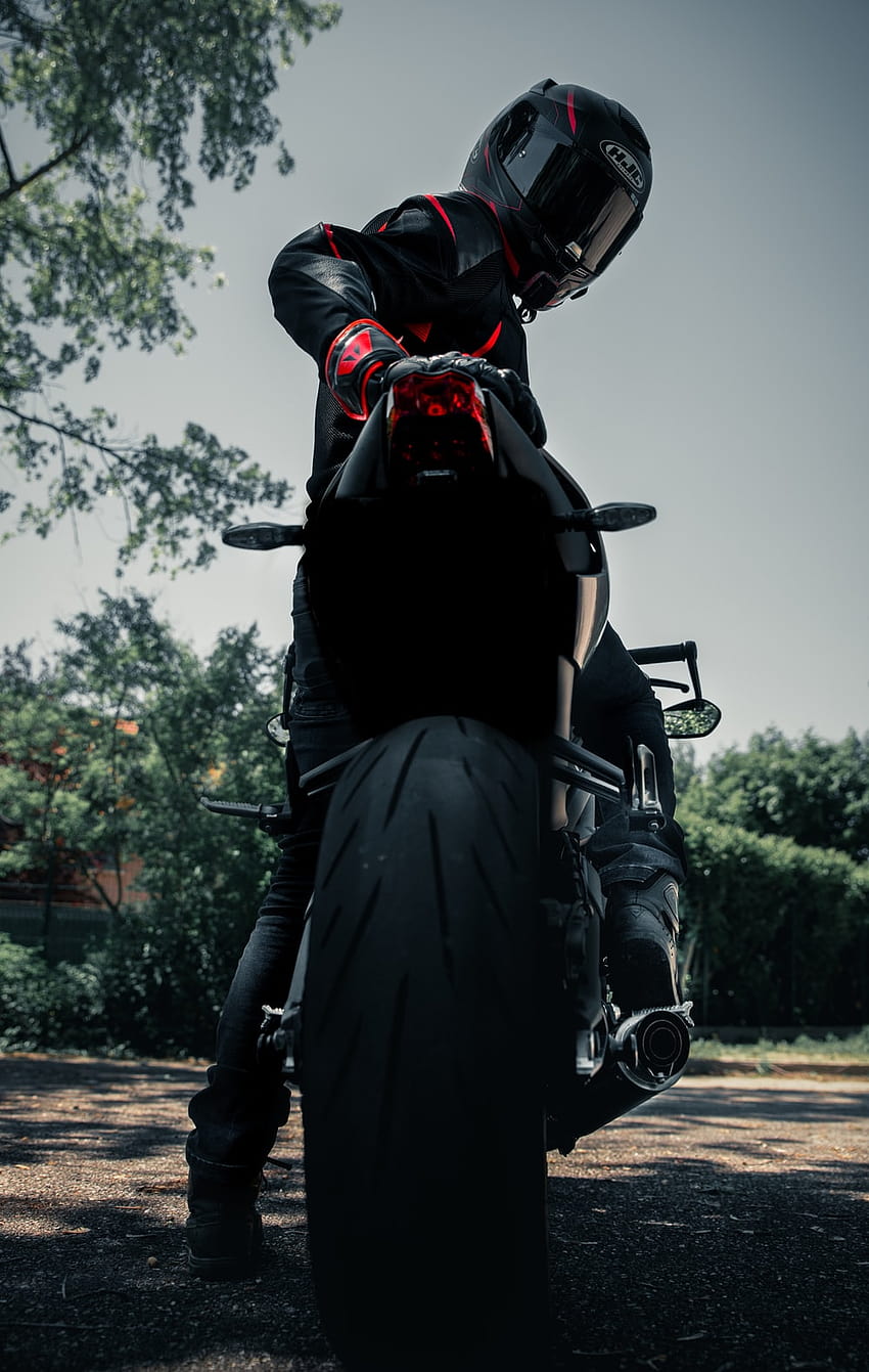 siyah deri ceketli adam siyah motosiklet sürüyor – Motor stili, siyah kıyafet ve kask HD telefon duvar kağıdı