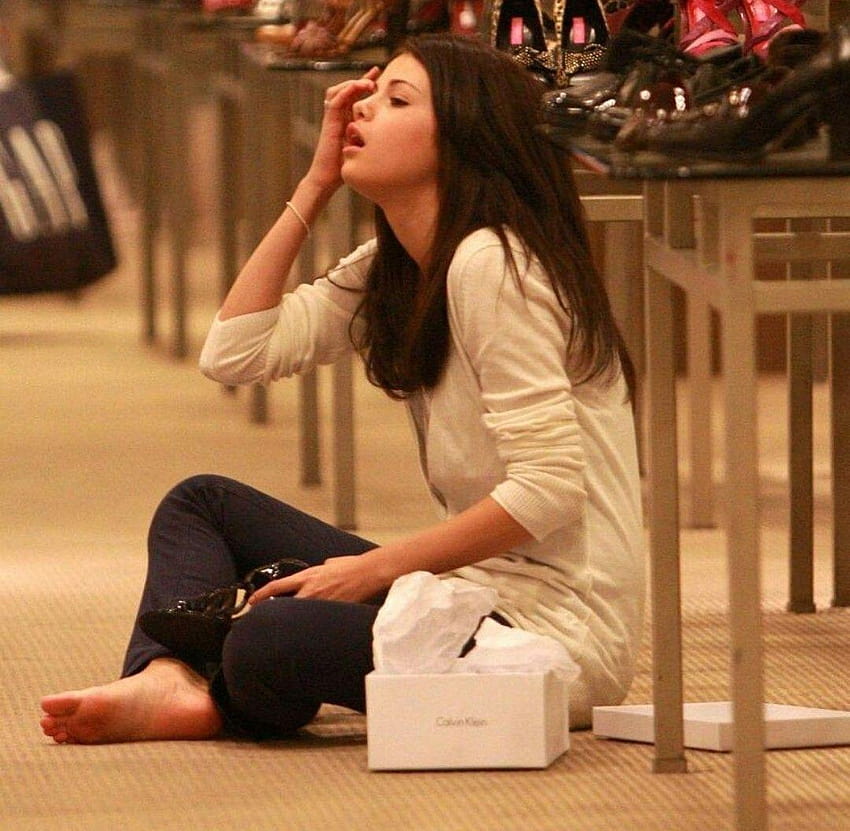 7 най-добри Selena Gomez Out Shopping In Toluca Lake, чорапогащник на Selena Gomez HD тапет
