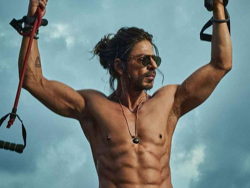 Primer vistazo de Pathaan: los fanáticos de Shah Rukh Khan AMAN su regalo en 30 años de SRK, llámalo 'el mejor póster de la historia' fondo de pantalla