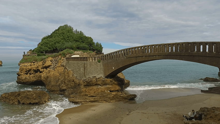 Kamienny most prowadzący na wysepkę Rocher Du Basta 10 Zbliżając się do mostu, rocher du basta Tapeta HD