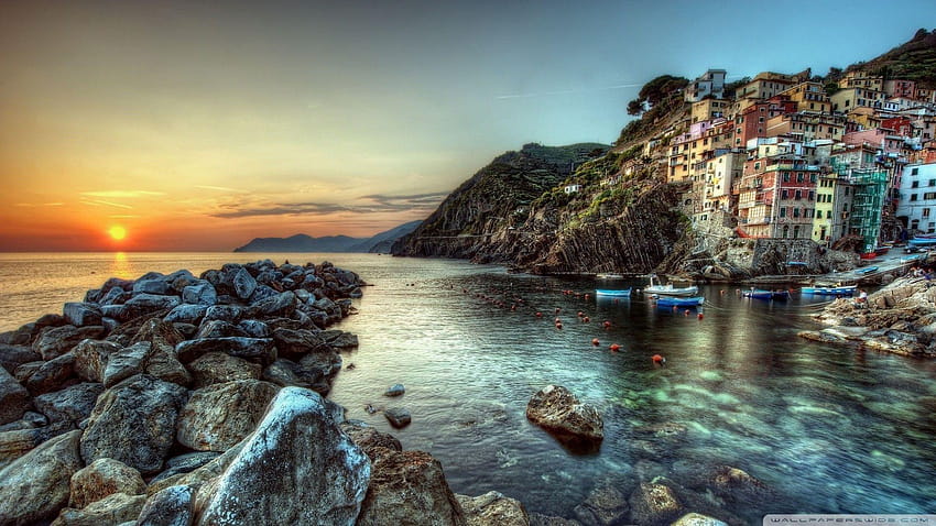 Seashore at sunset, the resort Cinque Terre in Italy and HD wallpaper