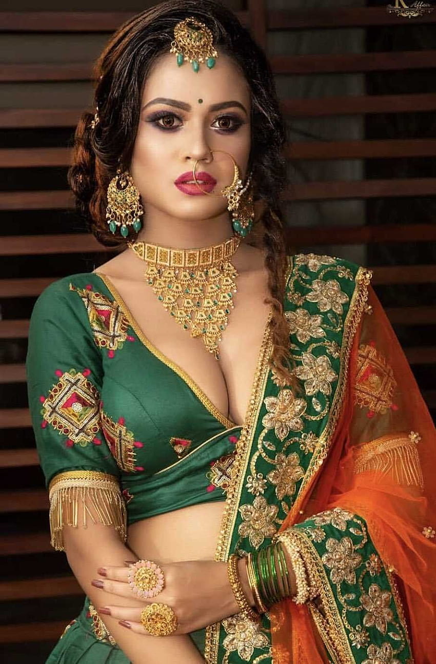 Закачете 155 красиви индийски модели, актриси, горещо, индийско сари HD тапет за телефон