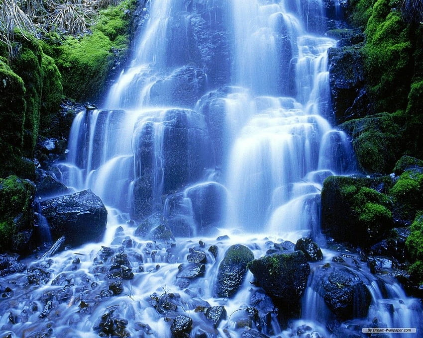 Подвижен водопад, течаща вода HD тапет