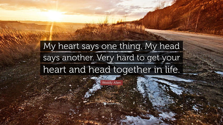 Woody Allen Zitat: „Mein Herz sagt eine Sache. Mein Kopf sagt etwas anderes. Sehr schwer zu bekommen, mein Kopf, mein Herz HD-Hintergrundbild