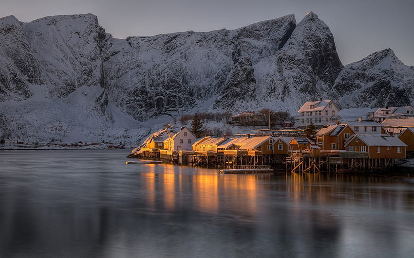 : ภูมิประเทศ ภูเขา พระอาทิตย์ตก ทะเล กลางคืน น้ำ ธรรมชาติ อาคาร การสะท้อน หิมะ ฤดูหนาว บ้าน น้ำแข็ง ยอดเขาที่เต็มไปด้วยหิมะ Lofoten นอร์เวย์ หมู่บ้าน ทะเลสาบน้ำแข็ง ตอนเย็น เช้า พลบค่ำ ภูเขา สอากาศ ฤดู , ปรากฏการณ์บรรยากาศ 1920x1200, ทะเลสาบคืนฤดูหนาว วอลล์เปเปอร์ HD