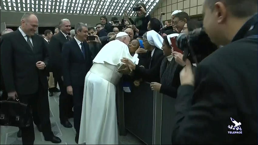 After slapping incident, pope kisses nun who vows not to bite HD wallpaper