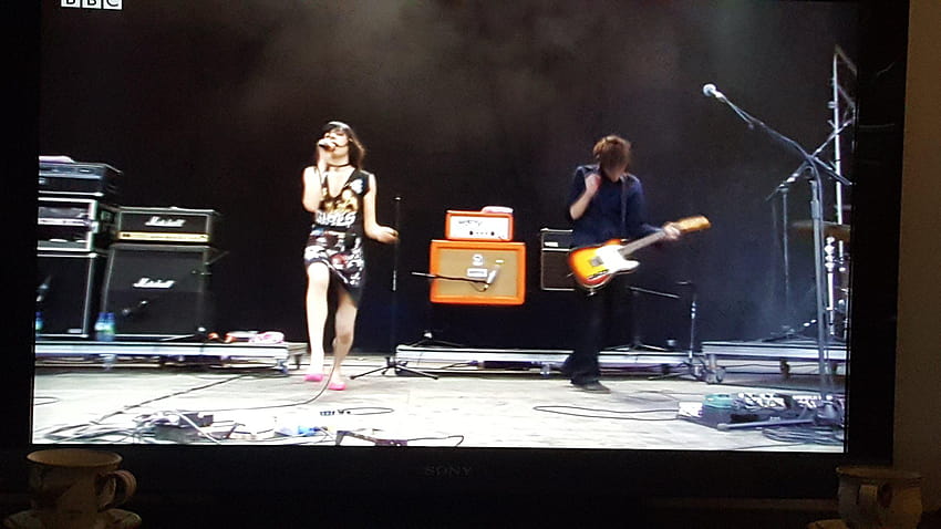 Spotted Josh from his touring days with PJ Harvey in the Glastonbury footage on the BBC : RedHotChiliPeppers HD wallpaper