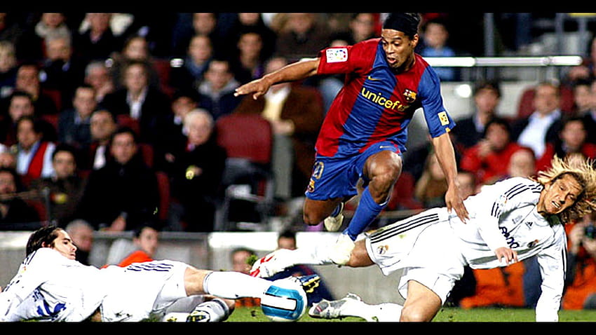 Ronaldinho was more gifted than Messi or Ronaldo', ronaldo and ronaldinho HD wallpaper