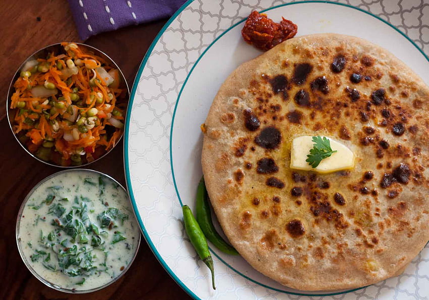 Kahvaltı Yemek Tabağı: Aloo Paratha Dolması, Palak Raita, Archana's Kitchen'dan Havuç Salatası HD duvar kağıdı