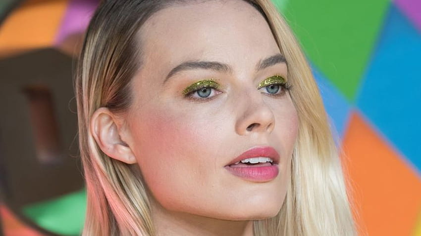 Margot Robbie's bringing back green glitter eyeshadow HD wallpaper