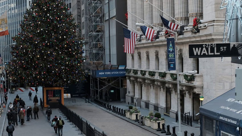 La gente camina por la bolsa de valores de Nueva York y la bolsa de valores de Nueva York fondo de pantalla