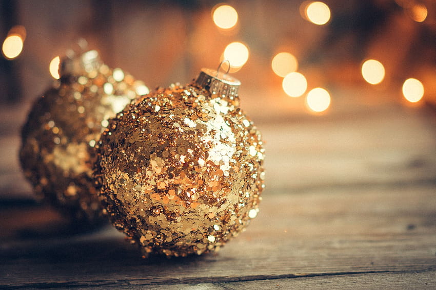 Adornos navideños dorados sobre s rústicos, bolas doradas navideñas fondo de pantalla