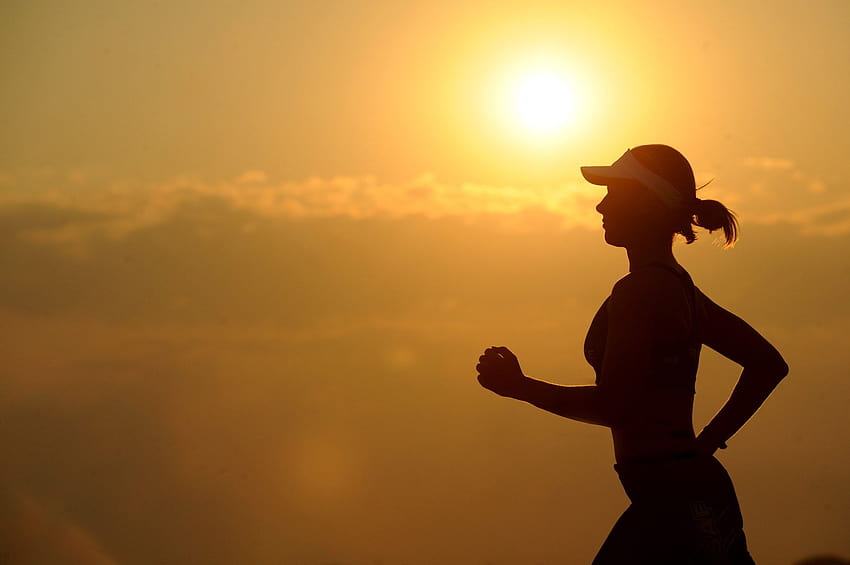 Kobieta Z Białą Osłoną Przeciwsłoneczną Bieganie · , dziewczyna jogging Tapeta HD