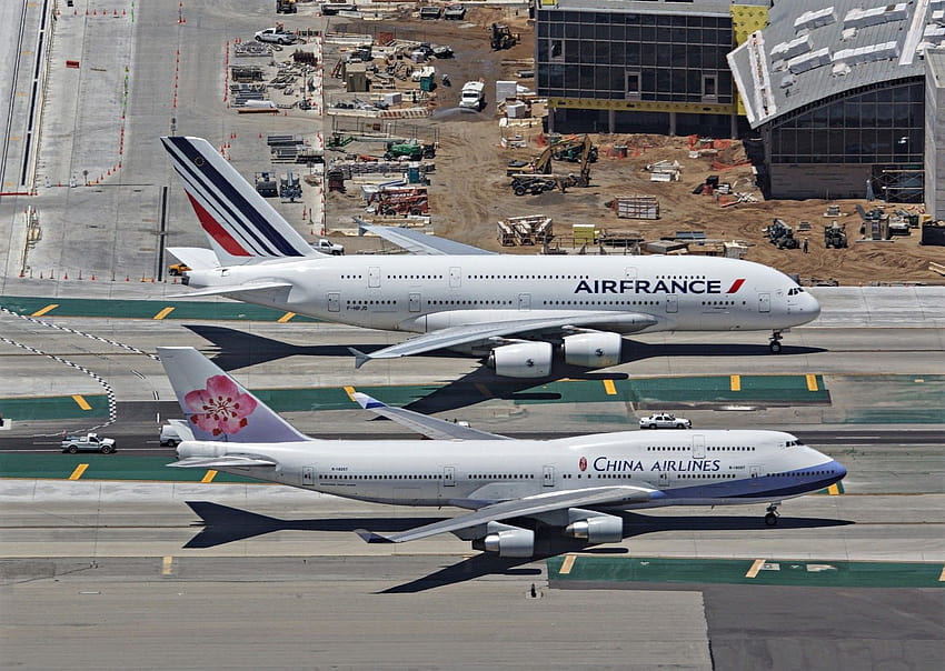 Comparação de tamanhos Airbus A380 e Boeing 747 na pista papel de parede HD