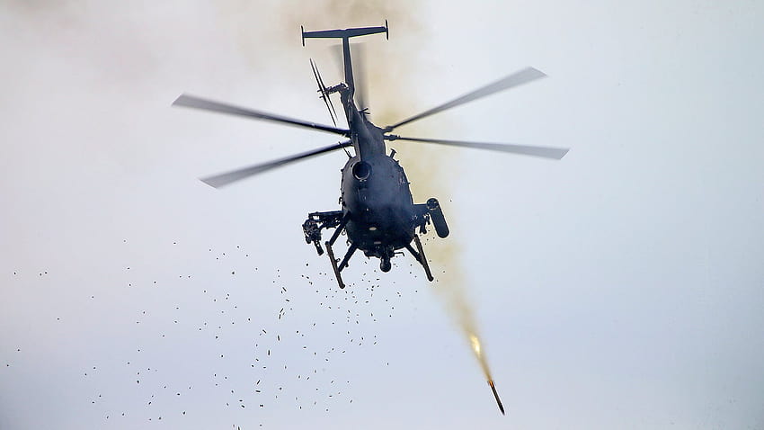 Elitarni lotnicy sił specjalnych armii przepalają wiele rakiet, helikoptery wystrzeliwują rakiety Tapeta HD