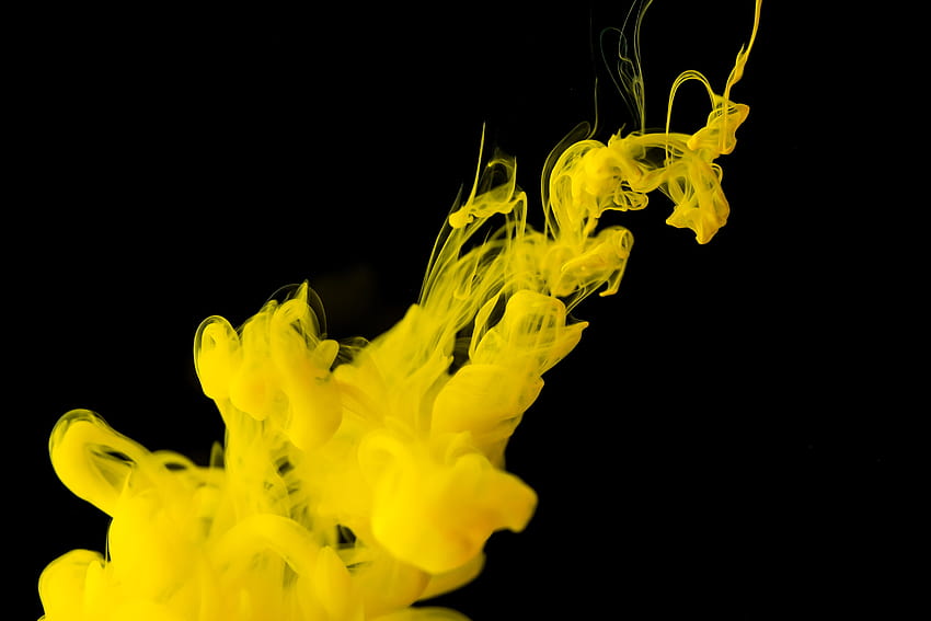 Inchiostro giallo in riserva di acqua nera, esplosione di inchiostro Sfondo HD