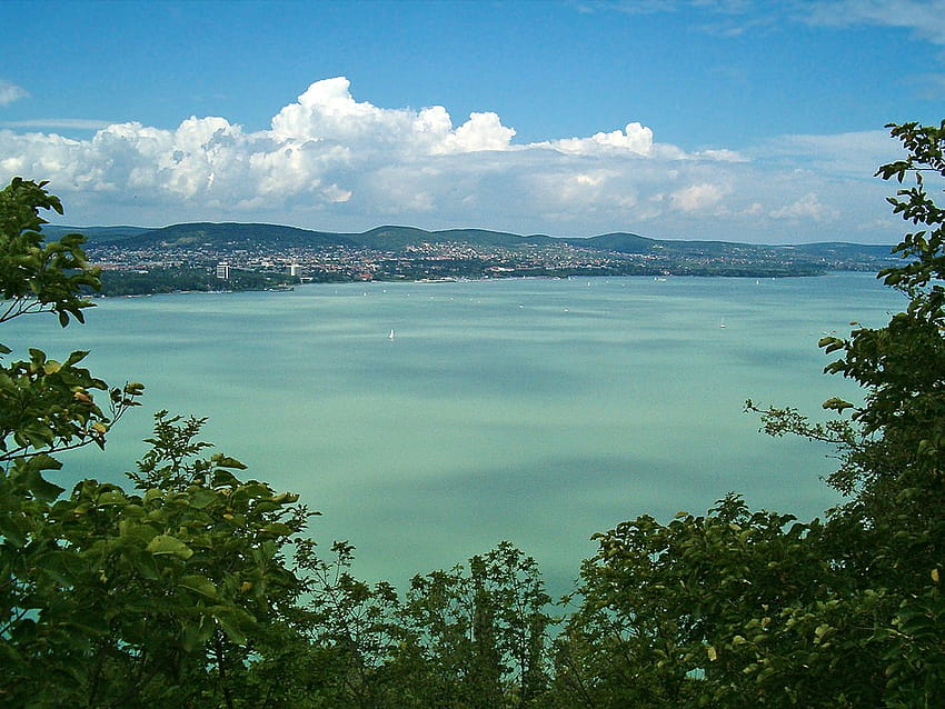 Arquivo: Vistas de Balatonfüred e do Lago Balaton da Península de Tihany, Hungary.jpg papel de parede HD