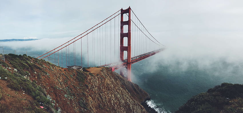 Golden Gate Bridge San Francisco được xem là biểu tượng nổi bật nhất của thành phố San Francisco tuyệt đẹp. Bức ảnh này mang đến cho người xem một khung cảnh tuyệt đẹp với cây cầu hoành tráng giữa những ánh đèn của thành phố về đêm. Hãy thưởng thức bức ảnh này để hiểu thêm về tầm quan trọng và vẻ đẹp của Golden Gate Bridge.