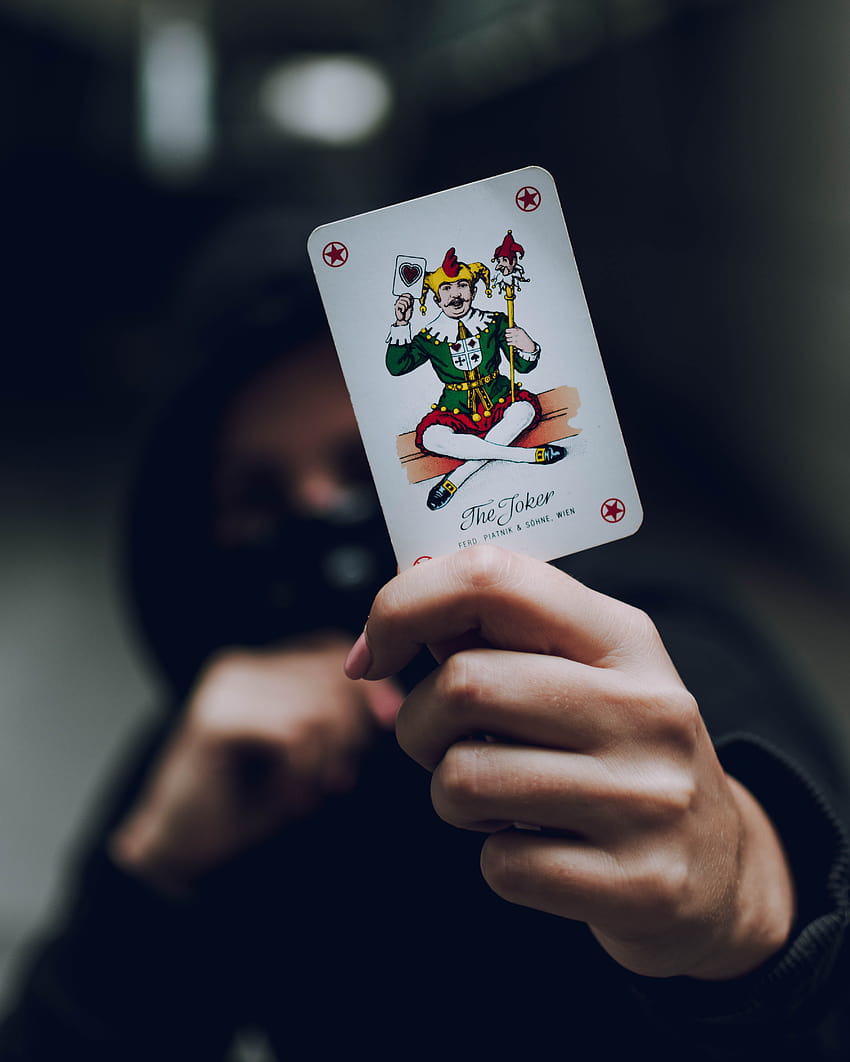 Fokus Selektif Orang yang Memegang Kartu Bermain Joker · Stok, joker dengan kartu wallpaper ponsel HD