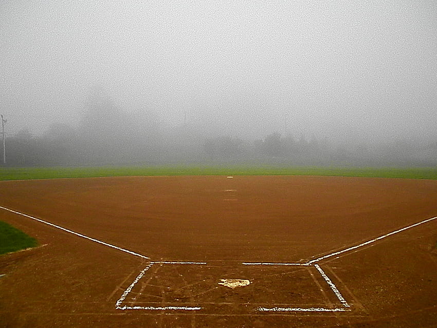ソフトボールの試合と引っ張られて…いやいや、霧の野球場 高画質の壁紙