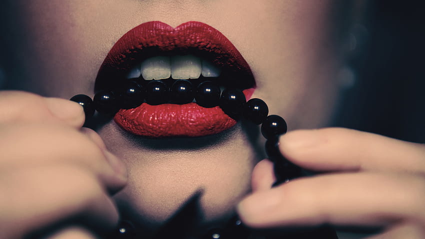 : femmes, lèvres juteuses, mains, perles noires, collier, les dents, rouge, bouches, mordant 1920x1080, lèvre des femmes Fond d'écran HD