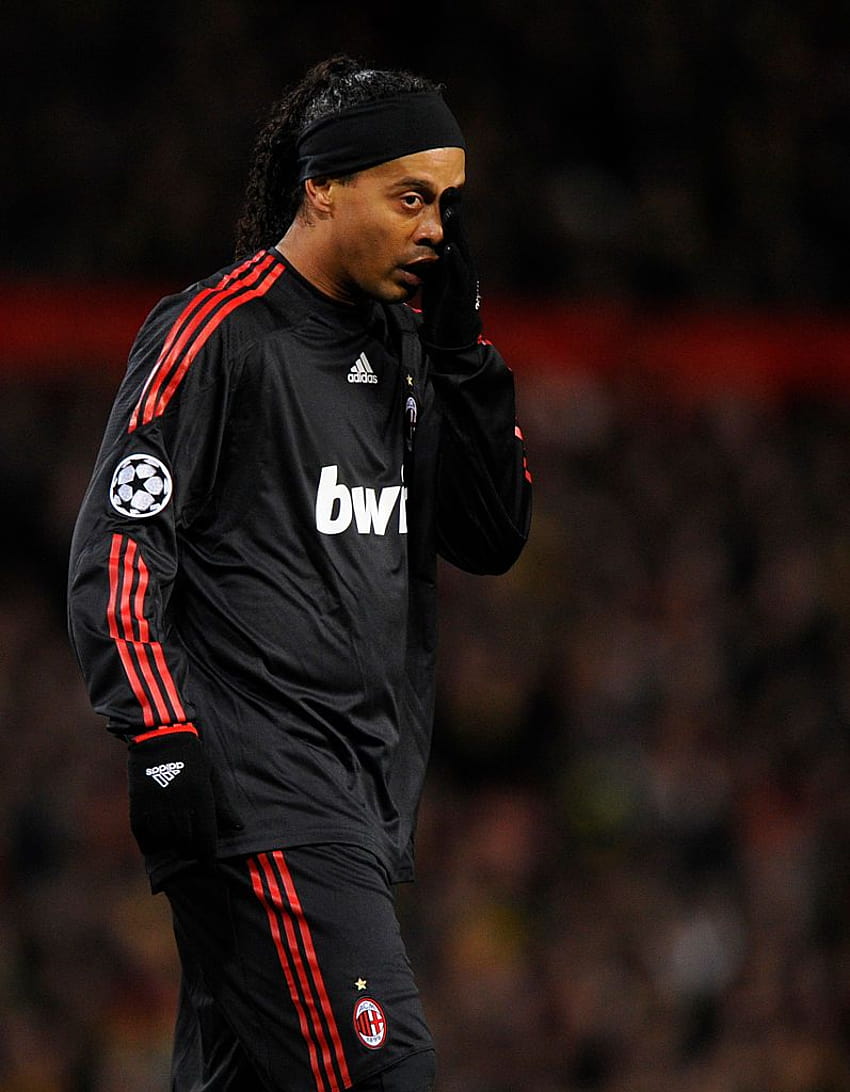 A dejected Ronaldinho of AC Milan, ronaldinho milan HD phone wallpaper