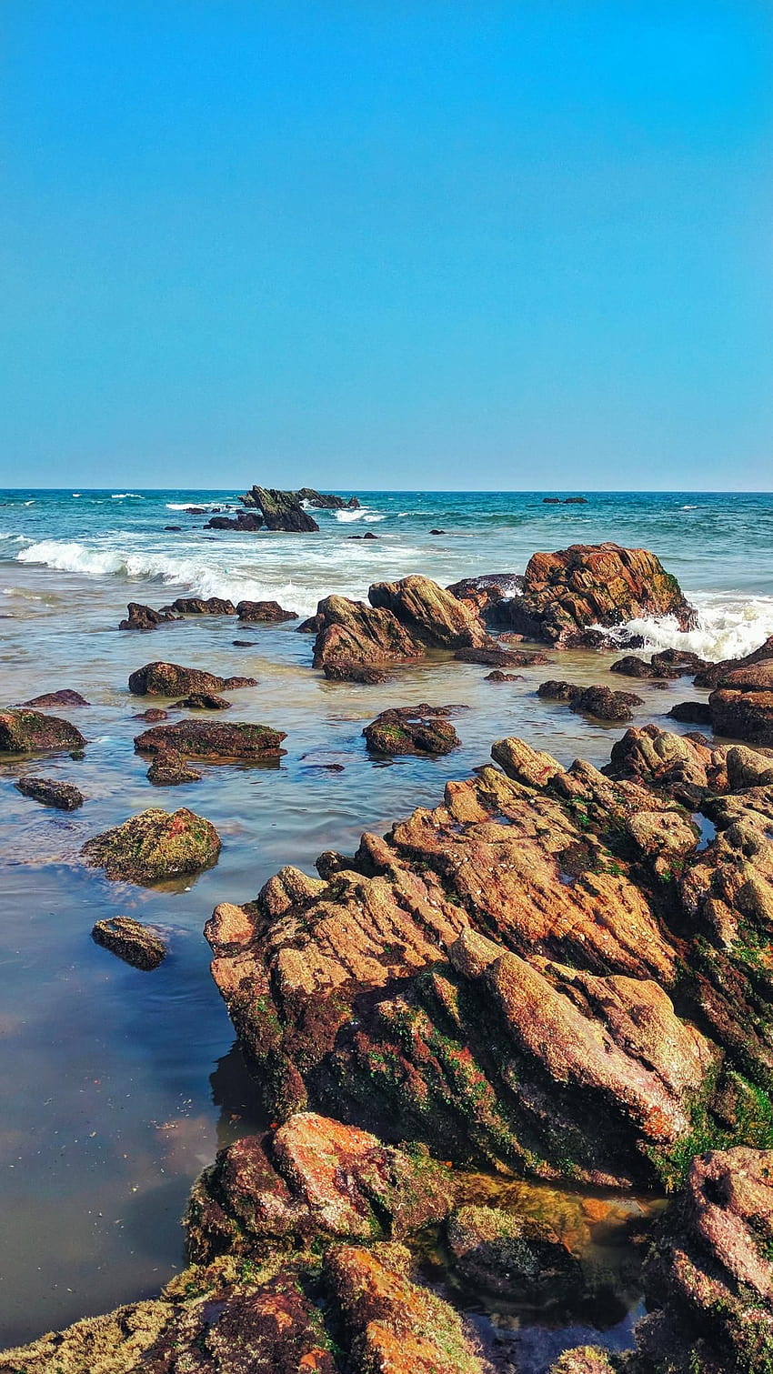 Una colorida playa rocosa en Visakhapatnam India [1152x2048][OC] fondo de pantalla del teléfono