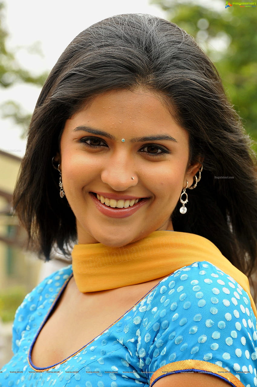 Deeksha Seth Tamil Actress Hot Pics HD phone wallpaper