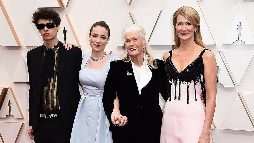 Laura Dern strahlt in Pink auf dem roten Teppich der Oscars 2020 mit Mama, Laura Dern beste Nebendarstellerin HD-Hintergrundbild
