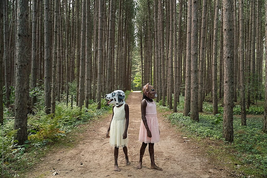 犬とリスの仮面をかぶった森の中の二人の黒人少女ガブリエル、 高画質の壁紙