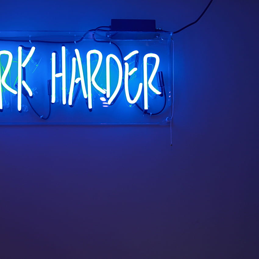 Trabalhe mais, luzes neon, fundo azul, motivacional, citações Papel de parede de celular HD