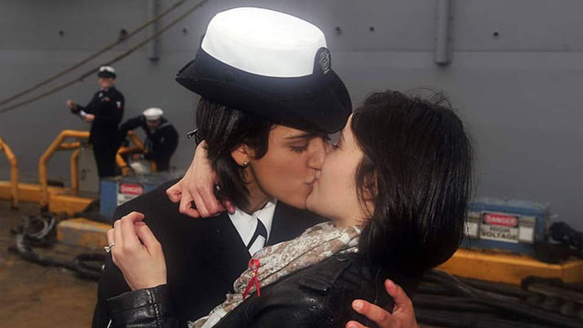 Lesbian Couple's Kiss Makes US Navy History HD wallpaper