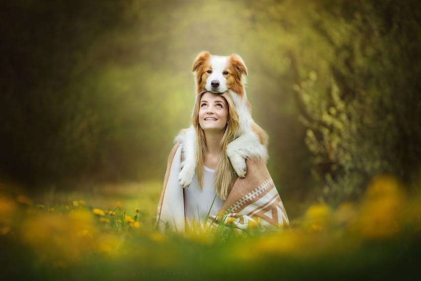 อารมณ์หญิง / ผู้หญิงพร้อมแท็ก: ยิ้ม, บลอนด์, สุนัขผู้หญิง วอลล์เปเปอร์ HD