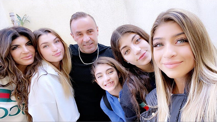 Joe Giudice se reencontra com a esposa Teresa e 4 filhas na Itália, gia paige papel de parede HD