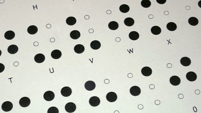 Cierre las del alfabeto del sistema de escritura Braille, la toma se mueve y muestra el alfabeto y los números... Metraje de stock fondo de pantalla