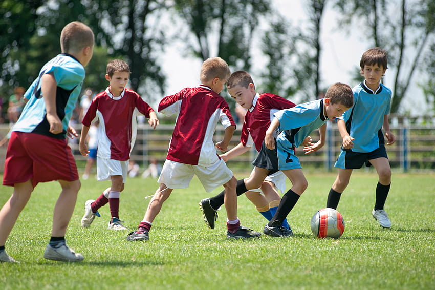 : Деца, които играят футбол, детски футбол HD тапет