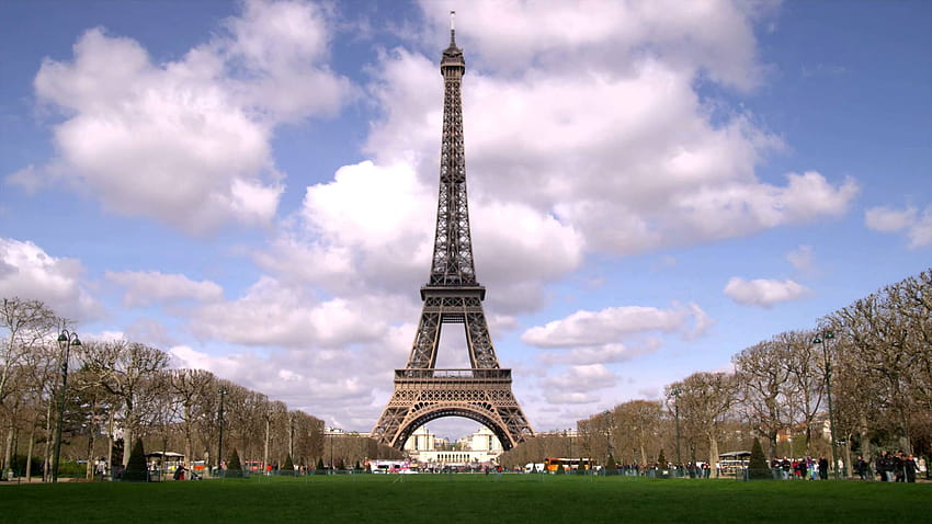 Eiffel tower with clouds in the background., menara eiffel HD wallpaper