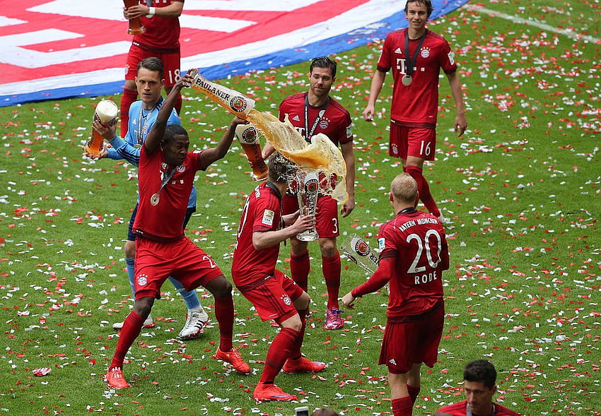 Il Bayern Monaco festeggia il titolo in Bundesliga con la birra in ammollo: e video Sfondo HD