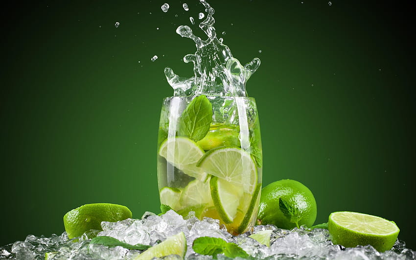 Bebidas de verano mojito, limón verde, hielo, taza, salpicaduras de agua, gotas de limón fondo de pantalla