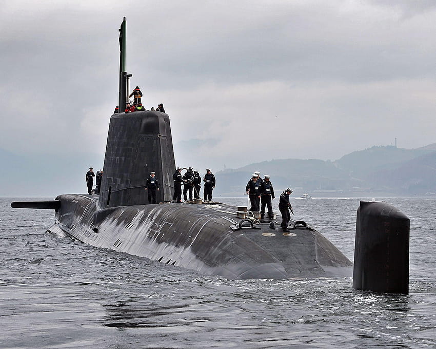 파일:Royal Navy Submarine HMS Astute는 HMNB Clyde MOD, 잠수함으로 돌아갑니다. HD 월페이퍼